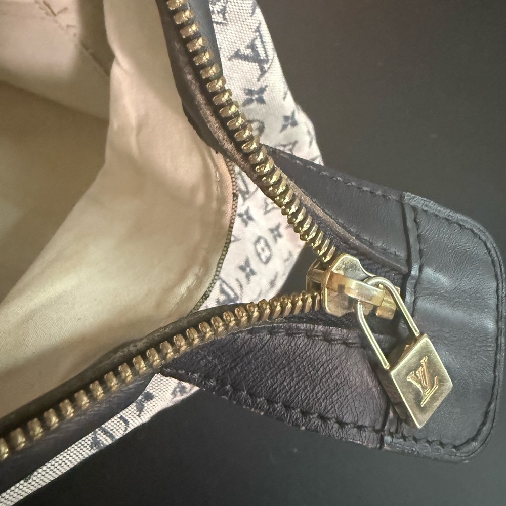 Louis Vuitton Beige Monogram Canvas Shoulder Bag with Black Trim - Picture 8 of 14
